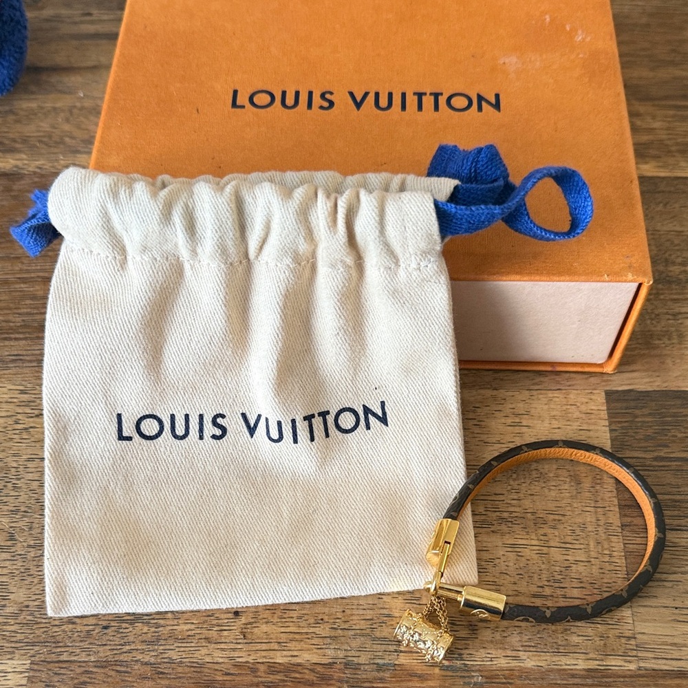 Louis Vuitton Brown and Gold Key Holder